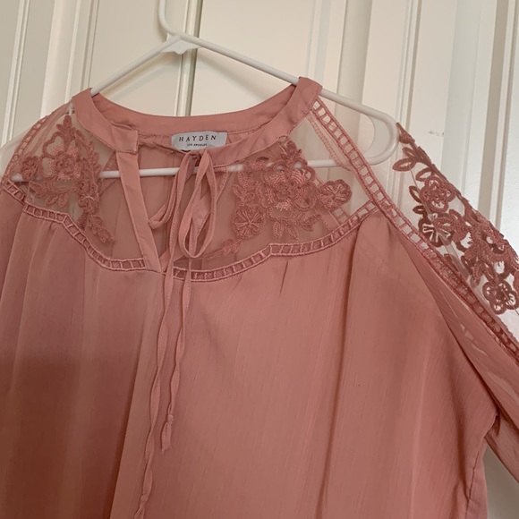 Super cute 🎀 sheer top with flowered detailing - Picture 3 of 5